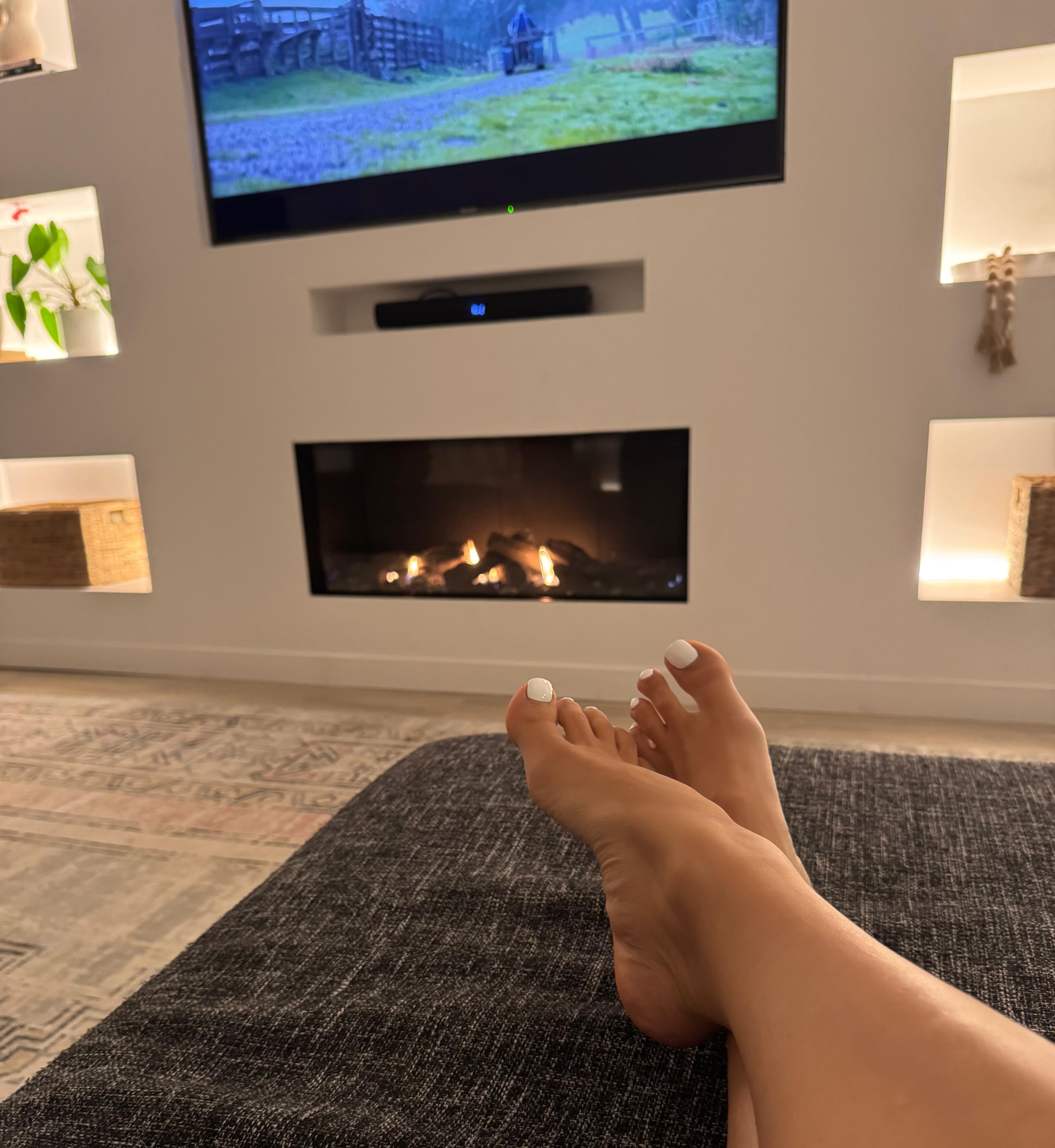 Nothing beats a cosy night like this 🤍🔥