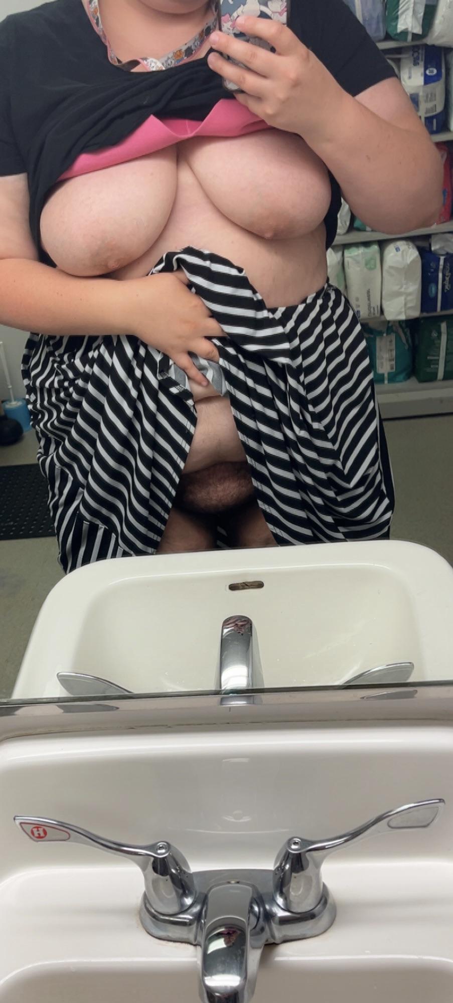No panties at work today😘😘
