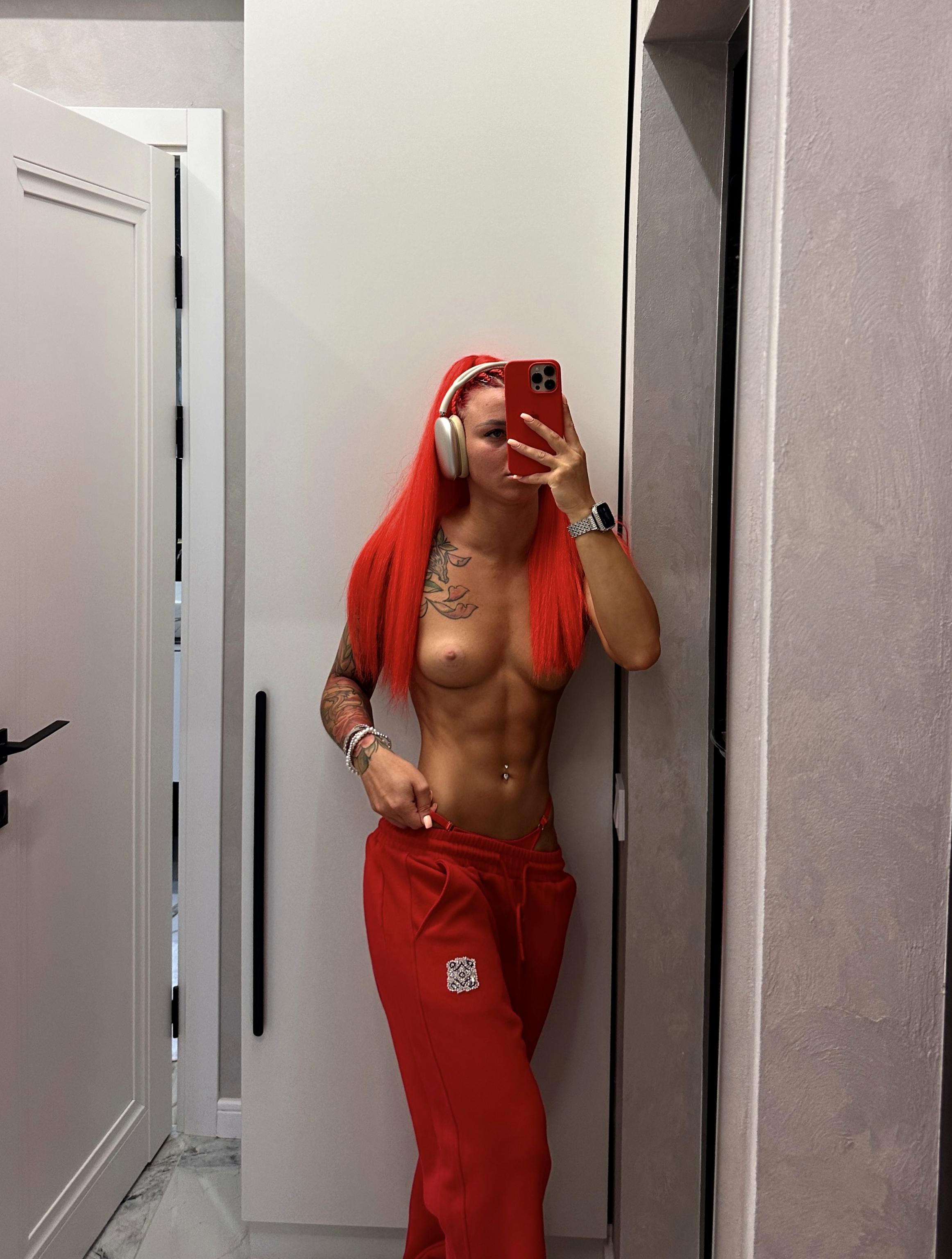 Redhead flexing her shredded abs