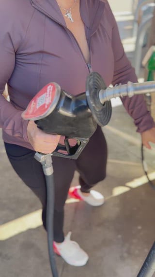 Can someone help this Latina mami at the pump