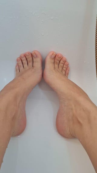 Are natural toes still considered pretty?
