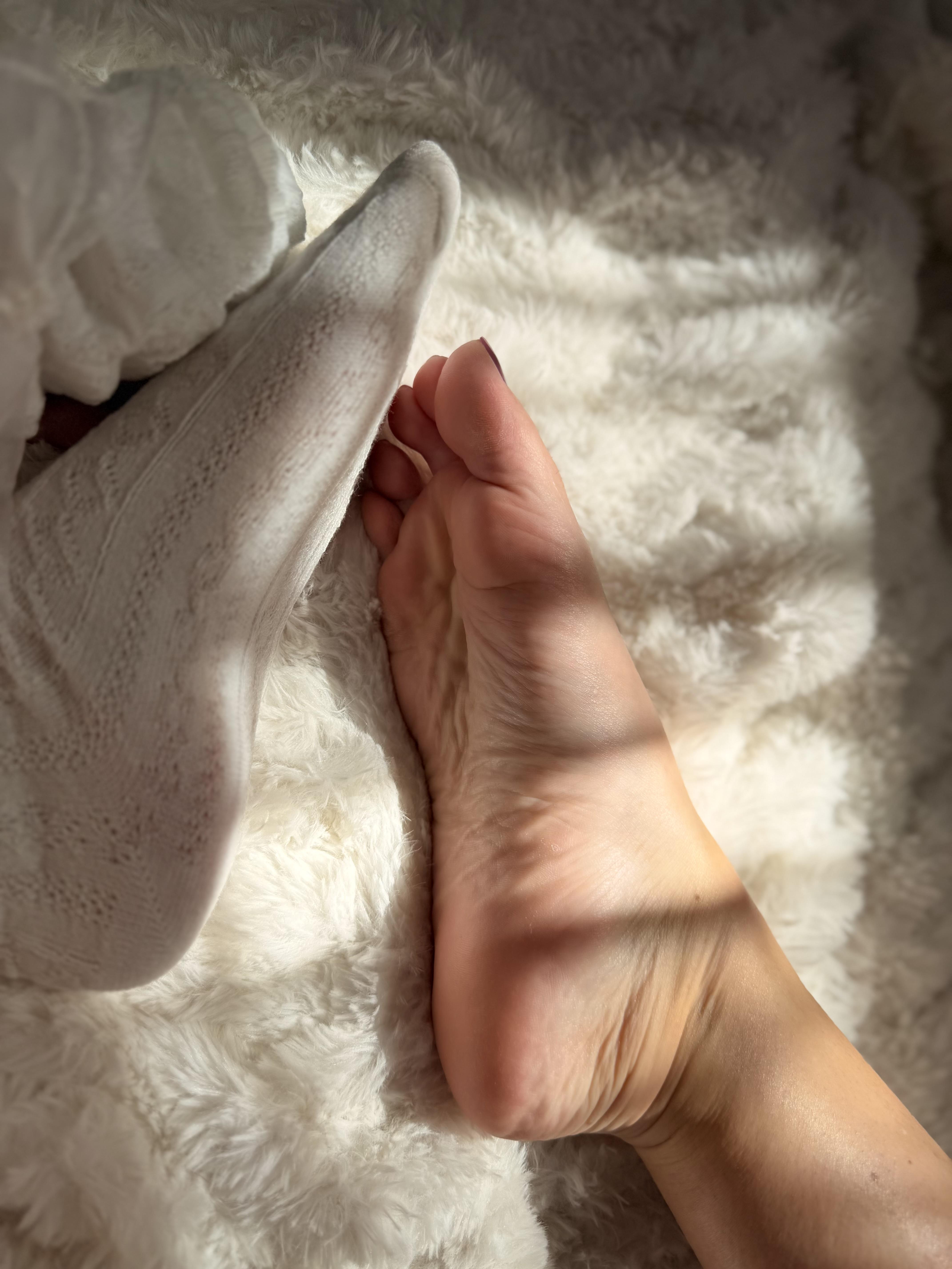 Socks or barefeet.. You choose💕