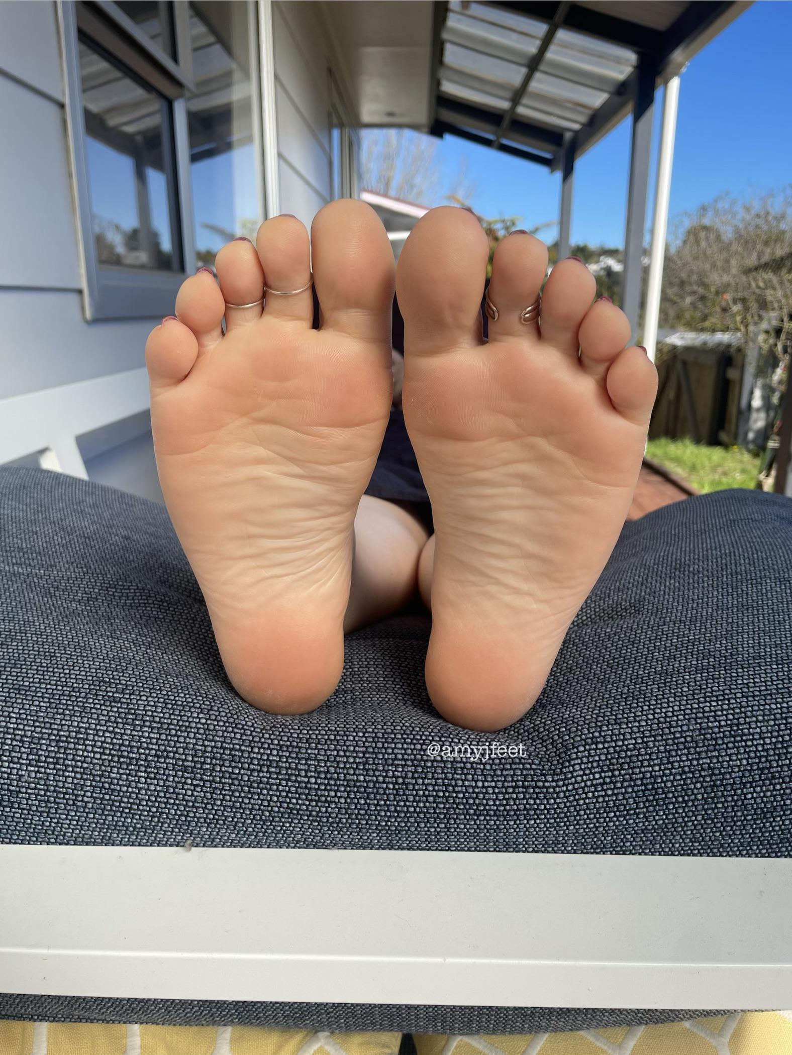 These toes aren’t going to suck themselves 😉