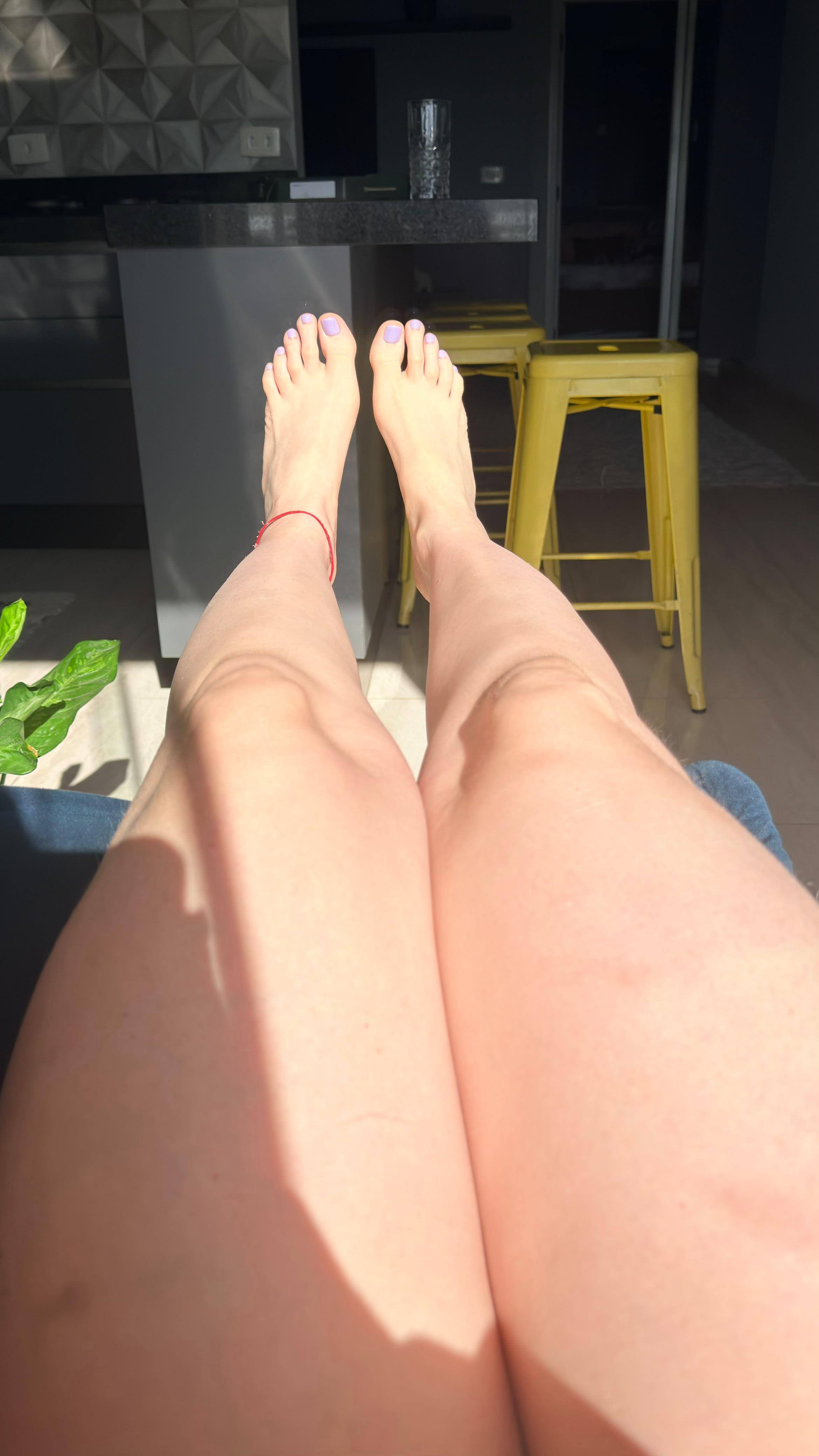 Sun-kissed toes and legs ☀️