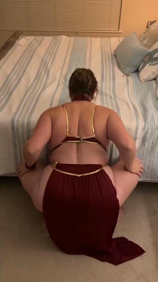 Slave Leia shows her tits