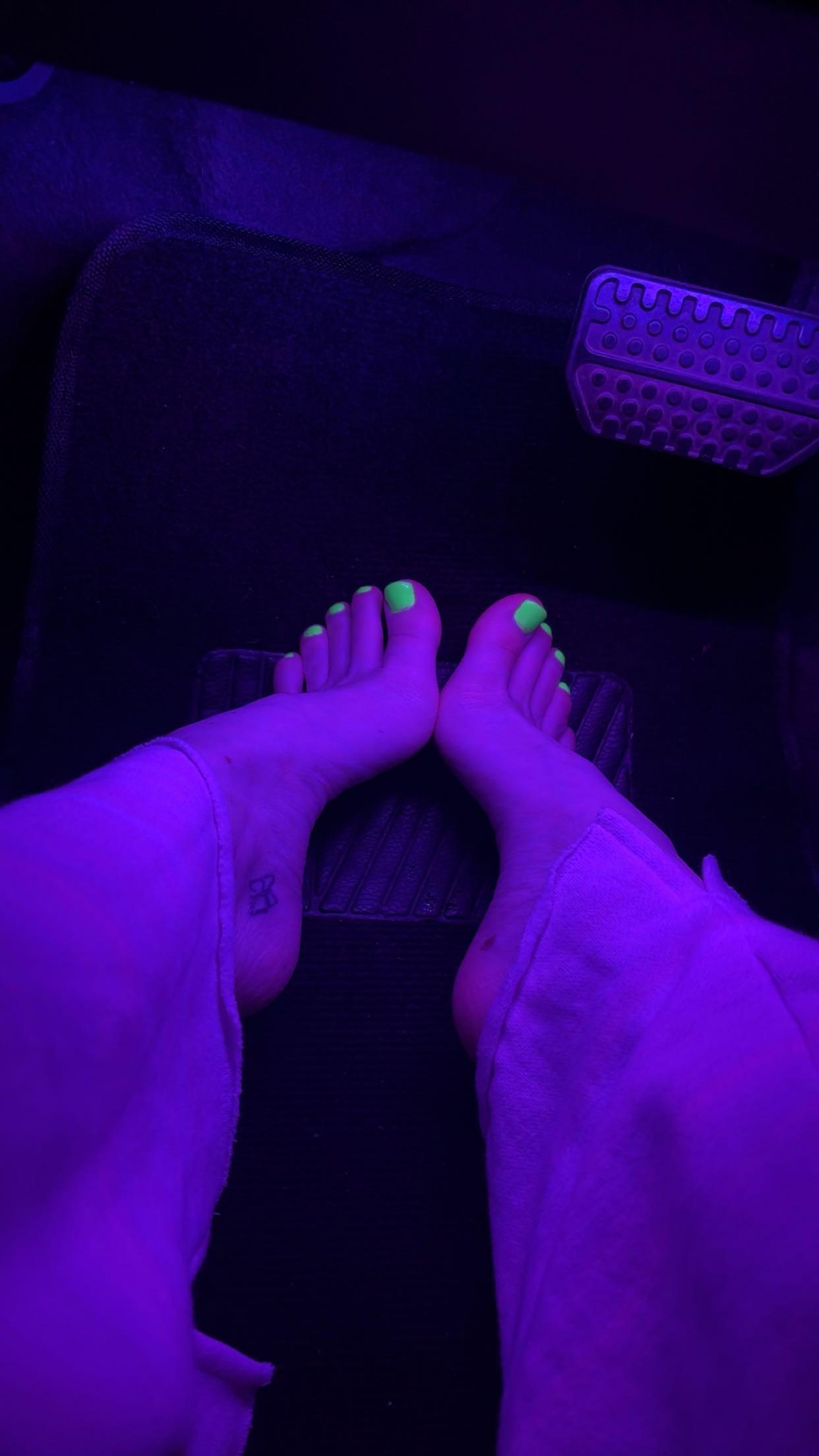 My led lights make my toes glowww 💚