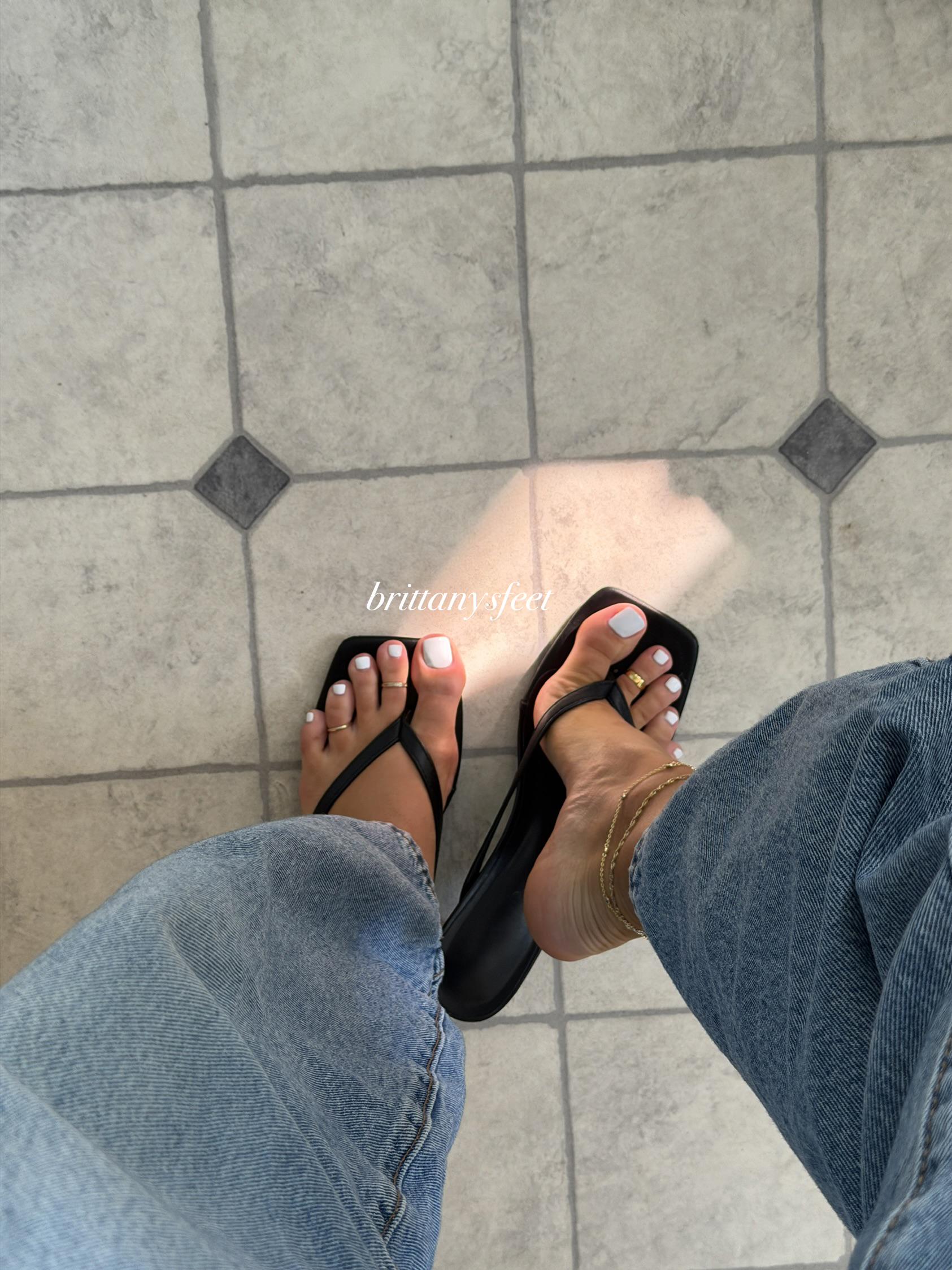 My boss loves when I get my toes white 🤍💋