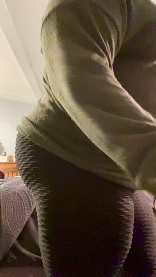 Wifey trying on new leggings