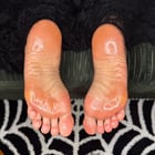 One look at my soles and you’re caught in my web 🕸️🖤